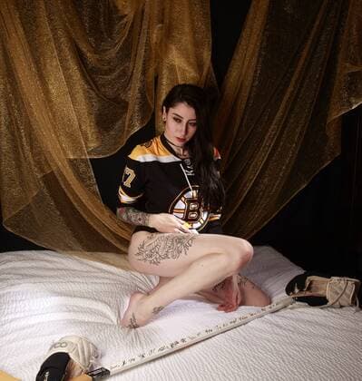 MANCHGESTER, NH - DECEMBER 12: Model Alexandra Lyn poses for a Boston Bruins Themed Portrait Session on December 12, 2017, in Manchester, NH. (Photo by Fred Kfoury III Icon Sportswire) NHL Eishockey Herren USA DEC 12 Boston Bruins Themed Portrait Session Icon482171212030 EDITORIAL USE ONLY