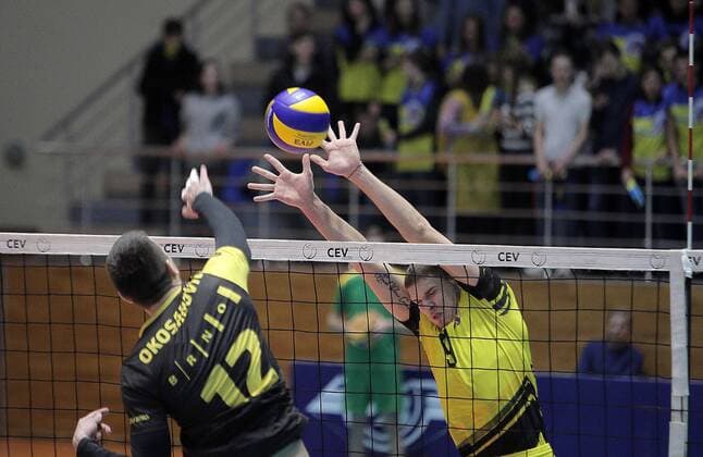 Stefan Okosanovic (L) of Volejbal Brno and Oleh Shevchenko of Lokomotyv Kharkiv are seen in action during the 2018 CEV Volleyball Challenge Cup - Men 16th Finals second leg game at the Lokomotyv Palace of Sports, Kharkiv, northeastern Ukraine, December 20, 2017. KHARKIV. Lokomotyv Kharkiv has claimed a 3-1 win over Volejbal Brno in the 2018 CEV Volleyball Challenge Cup - Men 16th Finals second leg game at home. However, the Ukrainian team lost a golden set and did not qualify for further competition. Lokomotyv Kharkiv beats Volejbal Brno 3-1, yet drops out of CEV Volleyball Challenge Cup  Copyright: xVyacheslavxMadiyevskyyx
