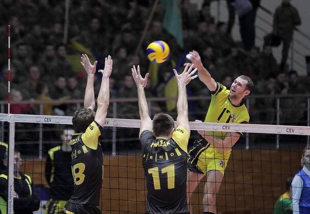 Yurii Tomin (R) of Lokomotyv Kharkiv is seen in action with Tadeas Handlir (L, front) and Jan Prazak (R, front) of Volejbal Brno during the 2018 CEV Volleyball Challenge Cup - Men 16th Finals second leg game at the Lokomotyv Palace of Sports, Kharkiv, northeastern Ukraine, December 20, 2017. KHARKIV. Lokomotyv Kharkiv has claimed a 3-1 win over Volejbal Brno in the 2018 CEV Volleyball Challenge Cup - Men 16th Finals second leg game at home. However, the Ukrainian team lost a golden set and did not qualify for further competition. Lokomotyv Kharkiv beats Volejbal Brno 3-1, yet drops out of CEV Volleyball Challenge Cup  Copyright: xVyacheslavxMadiyevskyyx