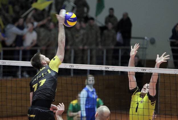 Jan Prazak (L) of Volejbal Brno hits the ball during the 2018 CEV Volleyball Challenge Cup - Men 16th Finals second leg game against Lokomotyv Kharkiv at the Lokomotyv Palace of Sports, Kharkiv, northeastern Ukraine, December 20, 2017. KHARKIV. Lokomotyv Kharkiv has claimed a 3-1 win over Volejbal Brno in the 2018 CEV Volleyball Challenge Cup - Men 16th Finals second leg game at home. However, the Ukrainian team lost a golden set and did not qualify for further competition. Lokomotyv Kharkiv beats Volejbal Brno 3-1, yet drops out of CEV Volleyball Challenge Cup  Copyright: xVyacheslavxMadiyevskyyx