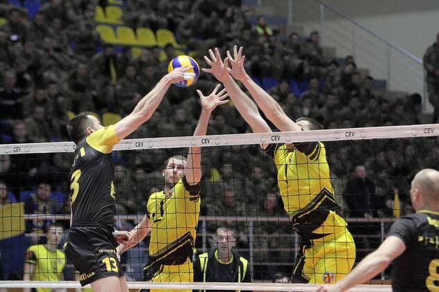 Players of Lokomotyv Kharkiv (yellow kit) and Volejbal Brno (black kit) are seen in action during the 2018 CEV Volleyball Challenge Cup - Men 16th Finals second leg game at the Lokomotyv Palace of Sports, Kharkiv, northeastern Ukraine, December 20, 2017. KHARKIV. Lokomotyv Kharkiv has claimed a 3-1 win over Volejbal Brno in the 2018 CEV Volleyball Challenge Cup - Men 16th Finals second leg game at home. However, the Ukrainian team lost a golden set and did not qualify for further competition. Lokomotyv Kharkiv beats Volejbal Brno 3-1, yet drops out of CEV Volleyball Challenge Cup  Copyright: xVyacheslavxMadiyevskyyx