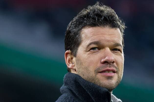 Bilder des Tages - SPORT Muenchen, Deutschland, 20.12.2017, DFB-Pokal, Achtelfinale, FC Bayern Muenchen - BV Borussia Dortmund, Michael Ballack guckt ( DeFodi048 *** Munich Germany 20 12 2017 DFB Cup final FC Bayern München BV Borussia Dortmund Michael Ballack looks DeFodi048
