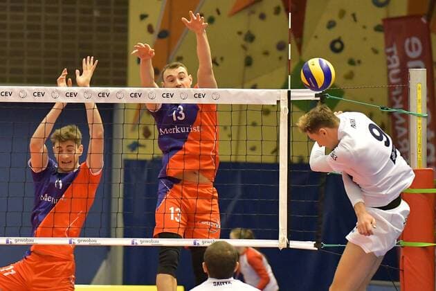 21.12.2017, xtkx, Volleyball Herren CEV Cup, United Volleys Frankfurt - MONTPELLIER Volley UC, emspor, v.l. Tobias Krick (United Volleys) , Moritz Karlitzek (United Volleys) , Jean Patry (Montpellier) , Frankfurt
