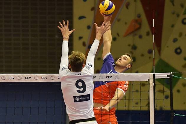21.12.2017, xtkx, Volleyball Herren CEV Cup, United Volleys Frankfurt - MONTPELLIER Volley UC, emspor, v.l. Jean Patry (Montpellier) , Moritz Karlitzek (United Volleys) , Frankfurt
