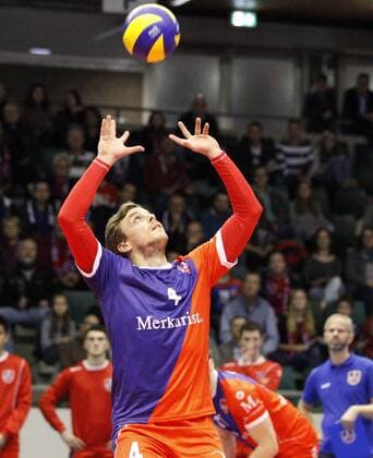 Deutschland - Rüsselsheim am Main - 21.12.2017 Volleyball - Hessen - europäischen CEV Cup - Herren Saison 2017 2018 United Volleys Rheinmain (blau) - Montpellier Volley UC (ws) v.l. Patrick Steuerwald (United Volleys 4) United Volleys Rheinmain - Montpellier Volley UC