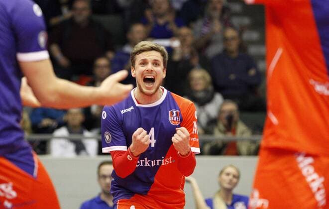 Deutschland - Rüsselsheim am Main - 21.12.2017 Volleyball - Hessen - europäischen CEV Cup - Herren Saison 2017 2018 United Volleys Rheinmain (blau) - Montpellier Volley UC (ws) v.l. Patrick Steuerwald (United Volleys 4) United Volleys Rheinmain - Montpellier Volley UC