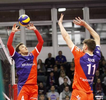 Deutschland - Rüsselsheim am Main - 21.12.2017 Volleyball - Hessen - europäischen CEV Cup - Herren Saison 2017 2018 United Volleys Rheinmain (blau) - Montpellier Volley UC (ws) v.l. Patrick Steuerwald (United Volleys 4), Tobias Krick (United Volleys 11) United Volleys Rheinmain - Montpellier Volley UC