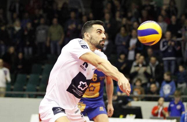 Deutschland - Rüsselsheim am Main - 21.12.2017 Volleyball - Hessen - europäischen CEV Cup - Herren Saison 2017 2018 United Volleys Rheinmain (blau) - Montpellier Volley UC (ws) v.l. Gustavo Delgado (Montpellier Nr. 7) United Volleys Rheinmain - Montpellier Volley UC