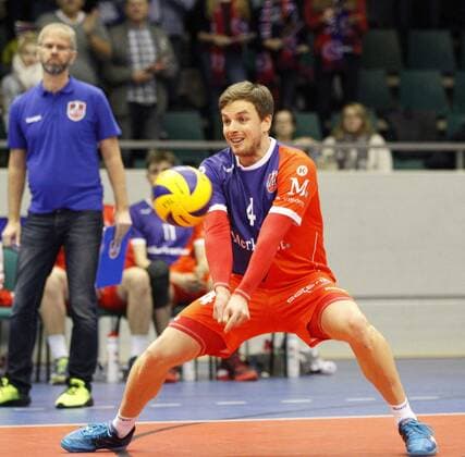 Deutschland - Rüsselsheim am Main - 21.12.2017 Volleyball - Hessen - europäischen CEV Cup - Herren Saison 2017 2018 United Volleys Rheinmain (blau) - Montpellier Volley UC (ws) v.l. Patrick Steuerwald (United Volleys 4) United Volleys Rheinmain - Montpellier Volley UC