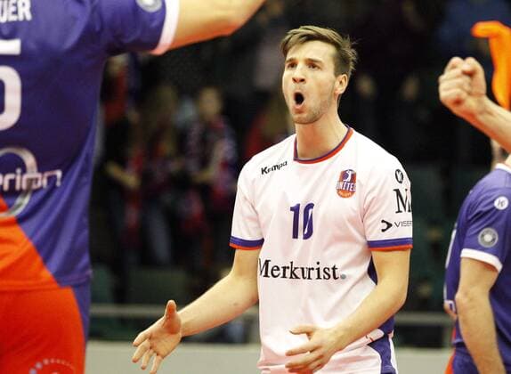 Deutschland - Rüsselsheim am Main - 21.12.2017 Volleyball - Hessen - europäischen CEV Cup - Herren Saison 2017 2018 United Volleys Rheinmain (blau) - Montpellier Volley UC (ws) v.l. Julian Zenger (United Volleys 10) United Volleys Rheinmain - Montpellier Volley UC