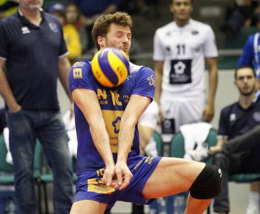 Deutschland - Rüsselsheim am Main - 21.12.2017 Volleyball - Hessen - europäischen CEV Cup - Herren Saison 2017 2018 United Volleys Rheinmain (blau) - Montpellier Volley UC (ws) v.l. Ludovic Duee (Montpellier Nr. 16) United Volleys Rheinmain - Montpellier Volley UC