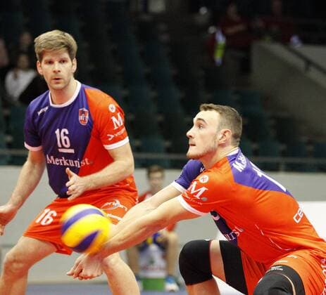 Deutschland - Rüsselsheim am Main - 21.12.2017 Volleyball - Hessen - europäischen CEV Cup - Herren Saison 2017 2018 United Volleys Rheinmain (blau) - Montpellier Volley UC (ws) v.l. Sebastian Schwarz (United Volleys 16), Moritz Karlitzek (United Volleys 13) United Volleys Rheinmain - Montpellier Volley UC