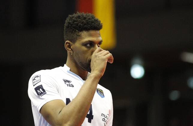 Deutschland - Rüsselsheim am Main - 21.12.2017 Volleyball - Hessen - europäischen CEV Cup - Herren Saison 2017 2018 United Volleys Rheinmain (blau) - Montpellier Volley UC (ws) v.l. Kevin Kaba (Montpellier Nr. 4) United Volleys Rheinmain - Montpellier Volley UC