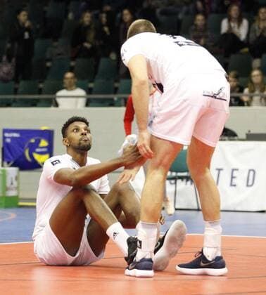 Deutschland - Rüsselsheim am Main - 21.12.2017 Volleyball - Hessen - europäischen CEV Cup - Herren Saison 2017 2018 United Volleys Rheinmain (blau) - Montpellier Volley UC (ws) v.l. Kevin Kaba (Montpellier Nr. 4), Thiago Sens (Montpellier Nr. 15) United Volleys Rheinmain - Montpellier Volley UC