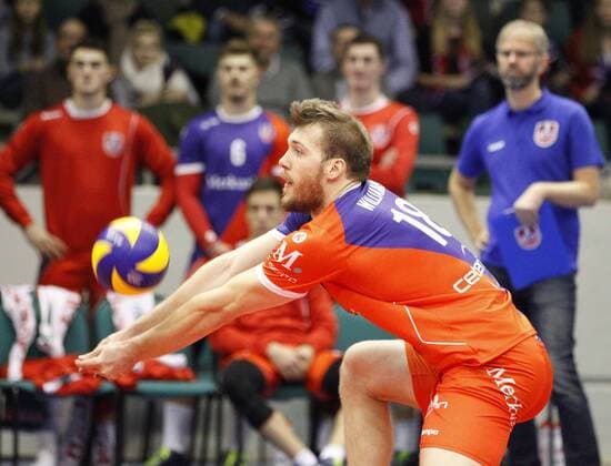 Deutschland - Rüsselsheim am Main - 21.12.2017 Volleyball - Hessen - europäischen CEV Cup - Herren Saison 2017 2018 United Volleys Rheinmain (blau) - Montpellier Volley UC (ws) v.l. Lincoln Alexander Williams (United Volleys 18) United Volleys Rheinmain - Montpellier Volley UC