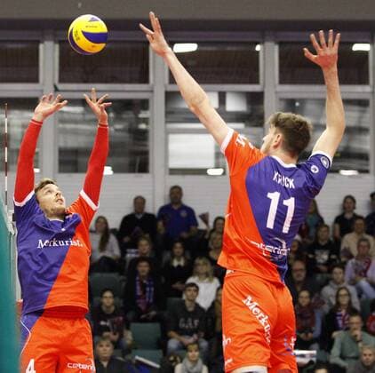 Deutschland - Rüsselsheim am Main - 21.12.2017 Volleyball - Hessen - europäischen CEV Cup - Herren Saison 2017 2018 United Volleys Rheinmain (blau) - Montpellier Volley UC (ws) v.l. Patrick Steuerwald (United Volleys 4), Tobias Krick (United Volleys 11) United Volleys Rheinmain - Montpellier Volley UC