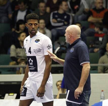 Deutschland - Rüsselsheim am Main - 21.12.2017 Volleyball - Hessen - europäischen CEV Cup - Herren Saison 2017 2018 United Volleys Rheinmain (blau) - Montpellier Volley UC (ws) v.l. Kevin Kaba (Montpellier Nr. 4), Trainer Olivier Lecat (Montpellier) United Volleys Rheinmain - Montpellier Volley UC