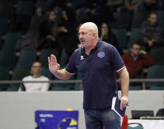 Deutschland - Rüsselsheim am Main - 21.12.2017 Volleyball - Hessen - europäischen CEV Cup - Herren Saison 2017 2018 United Volleys Rheinmain (blau) - Montpellier Volley UC (ws) v.l. Trainer Olivier Lecat (Montpellier) United Volleys Rheinmain - Montpellier Volley UC