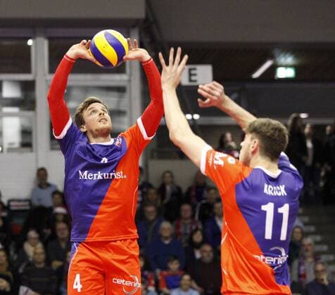 Deutschland - Rüsselsheim am Main - 21.12.2017 Volleyball - Hessen - europäischen CEV Cup - Herren Saison 2017 2018 United Volleys Rheinmain (blau) - Montpellier Volley UC (ws) v.l. Patrick Steuerwald (United Volleys 4), Tobias Krick (United Volleys 11) United Volleys Rheinmain - Montpellier Volley UC