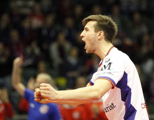 Deutschland - Rüsselsheim am Main - 21.12.2017 Volleyball - Hessen - europäischen CEV Cup - Herren Saison 2017 2018 United Volleys Rheinmain (blau) - Montpellier Volley UC (ws) v.l. Julian Zenger (United Volleys 10) United Volleys Rheinmain - Montpellier Volley UC