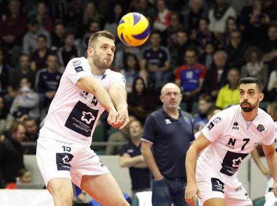 Deutschland - Rüsselsheim am Main - 21.12.2017 Volleyball - Hessen - europäischen CEV Cup - Herren Saison 2017 2018 United Volleys Rheinmain (blau) - Montpellier Volley UC (ws) v.l. Thiago Sens (Montpellier Nr. 15) United Volleys Rheinmain - Montpellier Volley UC