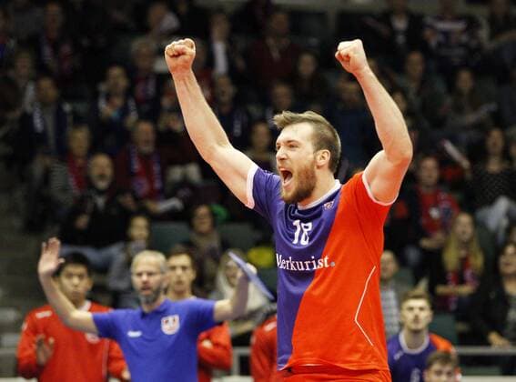 Deutschland - Rüsselsheim am Main - 21.12.2017 Volleyball - Hessen - europäischen CEV Cup - Herren Saison 2017 2018 United Volleys Rheinmain (blau) - Montpellier Volley UC (ws) v.l. Lincoln Alexander Williams (United Volleys 18) United Volleys Rheinmain - Montpellier Volley UC