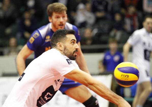 Deutschland - Rüsselsheim am Main - 21.12.2017 Volleyball - Hessen - europäischen CEV Cup - Herren Saison 2017 2018 United Volleys Rheinmain (blau) - Montpellier Volley UC (ws) v.l. Gustavo Delgado (Montpellier Nr. 7) United Volleys Rheinmain - Montpellier Volley UC