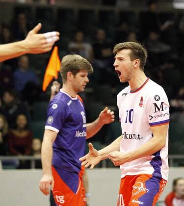 Deutschland - Rüsselsheim am Main - 21.12.2017 Volleyball - Hessen - europäischen CEV Cup - Herren Saison 2017 2018 United Volleys Rheinmain (blau) - Montpellier Volley UC (ws) v.l. Julian Zenger (United Volleys 10) United Volleys Rheinmain - Montpellier Volley UC