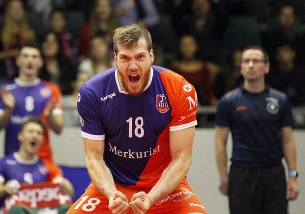 Deutschland - Rüsselsheim am Main - 21.12.2017 Volleyball - Hessen - europäischen CEV Cup - Herren Saison 2017 2018 United Volleys Rheinmain (blau) - Montpellier Volley UC (ws) v.l. Lincoln Alexander Williams (United Volleys 18) United Volleys Rheinmain - Montpellier Volley UC