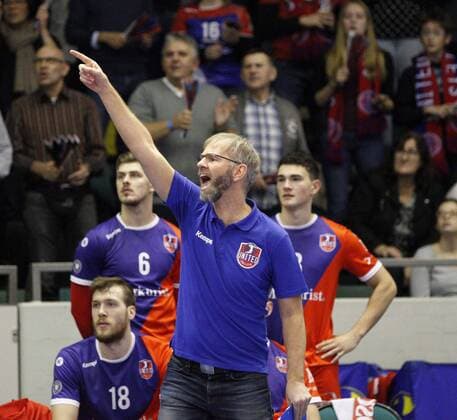 Deutschland - Rüsselsheim am Main - 21.12.2017 Volleyball - Hessen - europäischen CEV Cup - Herren Saison 2017 2018 United Volleys Rheinmain (blau) - Montpellier Volley UC (ws) v.l. Trainer Michael Warm (RheinMain) United Volleys Rheinmain - Montpellier Volley UC
