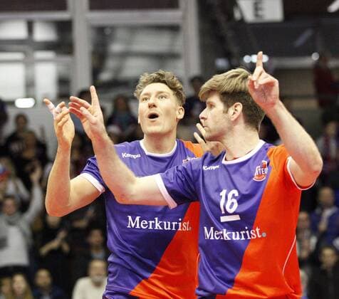 Deutschland - Rüsselsheim am Main - 21.12.2017 Volleyball - Hessen - europäischen CEV Cup - Herren Saison 2017 2018 United Volleys Rheinmain (blau) - Montpellier Volley UC (ws) v.l. Lukas Bauer (United Volleys 5), Sebastian Schwarz (United Volleys 16) United Volleys Rheinmain - Montpellier Volley UC