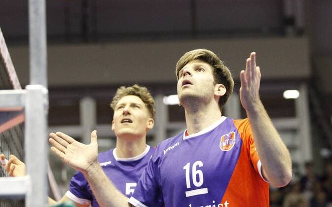 Deutschland - Rüsselsheim am Main - 21.12.2017 Volleyball - Hessen - europäischen CEV Cup - Herren Saison 2017 2018 United Volleys Rheinmain (blau) - Montpellier Volley UC (ws) v.l. Lukas Bauer (United Volleys 5), Sebastian Schwarz (United Volleys 16) United Volleys Rheinmain - Montpellier Volley UC