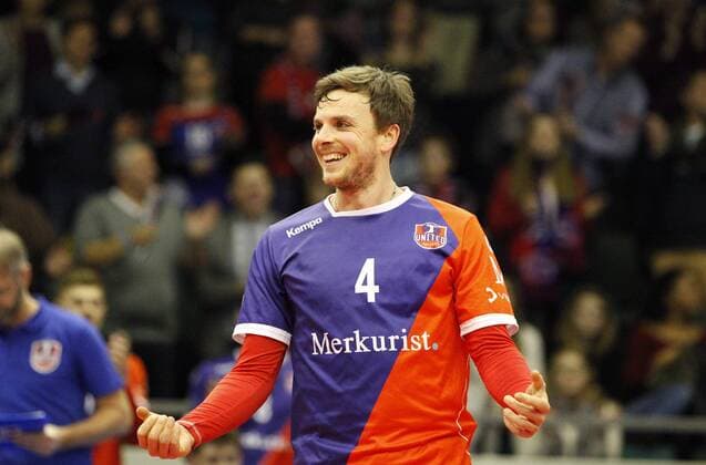 Deutschland - Rüsselsheim am Main - 21.12.2017 Volleyball - Hessen - europäischen CEV Cup - Herren Saison 2017 2018 United Volleys Rheinmain (blau) - Montpellier Volley UC (ws) v.l. Patrick Steuerwald (United Volleys 4) United Volleys Rheinmain - Montpellier Volley UC