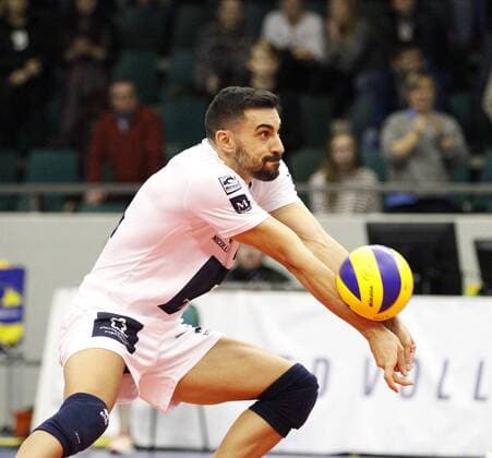 Deutschland - Rüsselsheim am Main - 21.12.2017 Volleyball - Hessen - europäischen CEV Cup - Herren Saison 2017 2018 United Volleys Rheinmain (blau) - Montpellier Volley UC (ws) v.l. Gustavo Delgado (Montpellier Nr. 7) United Volleys Rheinmain - Montpellier Volley UC