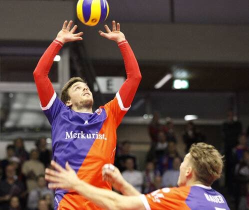 Deutschland - Rüsselsheim am Main - 21.12.2017 Volleyball - Hessen - europäischen CEV Cup - Herren Saison 2017 2018 United Volleys Rheinmain (blau) - Montpellier Volley UC (ws) v.l. Patrick Steuerwald (United Volleys 4), Lukas Bauer (United Volleys 5) United Volleys Rheinmain - Montpellier Volley UC