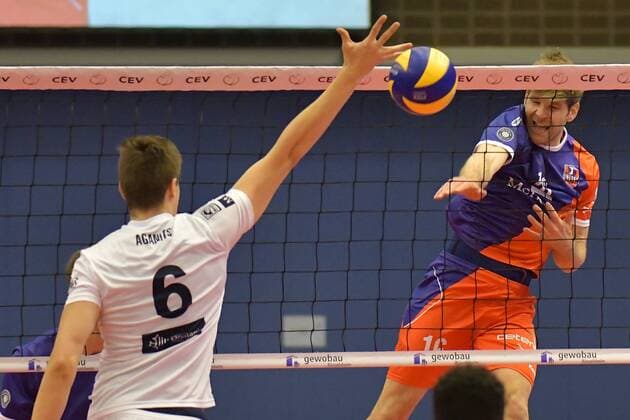 21.12.2017, xtkx, Volleyball Herren CEV Cup, United Volleys Frankfurt - MONTPELLIER Volley UC, emspor, v.l. Andri Agantts (Montpellier) , Sebastian Schwarz (United Volleys) , Frankfurt