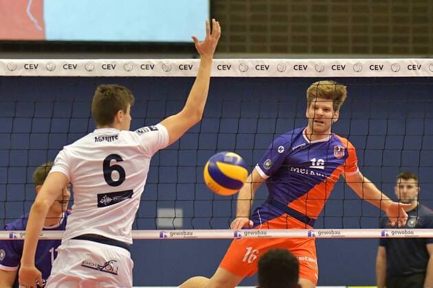21.12.2017, xtkx, Volleyball Herren CEV Cup, United Volleys Frankfurt - MONTPELLIER Volley UC, emspor, v.l. Andri Agantts (Montpellier) , Sebastian Schwarz (United Volleys) , Frankfurt