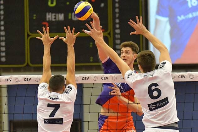 21.12.2017, xtkx, Volleyball Herren CEV Cup, United Volleys Frankfurt - MONTPELLIER Volley UC, emspor, v.l. Gutsavo Delgardo (Montpellier) , Tobias Krick (United Volleys) , Andri Agantts (Montpellier) , Frankfurt