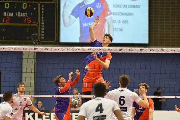 21.12.2017, xtkx, Volleyball Herren CEV Cup, United Volleys Frankfurt - MONTPELLIER Volley UC, emspor, v.l. Tobias Krick (United Volleys) , Kevin Kaba (Montpellier) , Andri Agantts (Montpellier) , Frankfurt