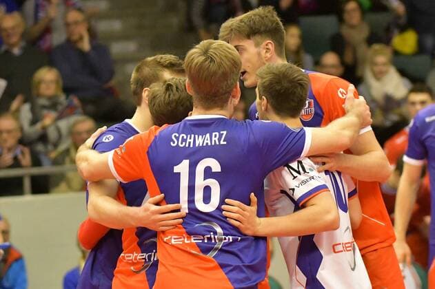 21.12.2017, xtkx, Volleyball Herren CEV Cup, United Volleys Frankfurt - MONTPELLIER Volley UC, emspor, v.l. Sebastian Schwarz (United Volleys) , Julian Zenger (United Volleys) , Tobias Krick (United Volleys) , Frankfurt