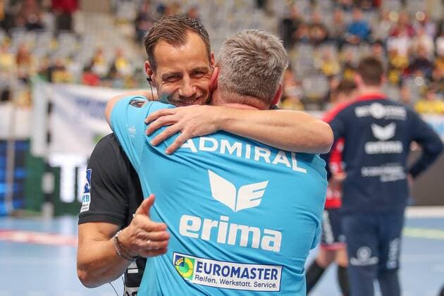 v.li.: Maik Machulla (Trainer, Cheftrainer, Flensburg) und Nikolaj Jacobsen (Trainer, Cheftrainer, RNL), Begrüßung vor dem Spiel, Handball, DKB Bundesliga, Rhein-Neckar Löwen - SG Flensburg-Handewitt,