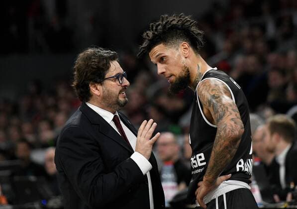 21.12.2017 - Basketball - Saison 2017 2018 - Euroleague - 14. Spieltag: Brose Bamberg - Real Madrid - HMI - Andrea Trinchieri (Headcoach Brose Bamberg) spricht mit Daniel Hackett (0, Brose Bamberg)