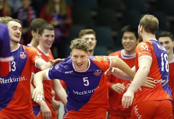 Deutschland - Rüsselsheim am Main - 21.12.2017 Volleyball - Hessen - europäischen CEV Cup - Herren Saison 2017 2018 United Volleys Rheinmain (blau) - Montpellier Volley UC (ws) v.l. Lukas Bauer (United Volleys 5) United Volleys Rheinmain - Montpellier Volley UC