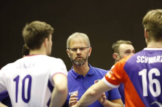 Deutschland - Rüsselsheim am Main - 21.12.2017 Volleyball - Hessen - europäischen CEV Cup - Herren Saison 2017 2018 United Volleys Rheinmain (blau) - Montpellier Volley UC (ws) v.l. Julian Zenger (United Volleys 10), Trainer Michael Warm (RheinMain), Sebastian Schwarz (United Volleys 16) United Volleys Rheinmain - Montpellier Volley UC