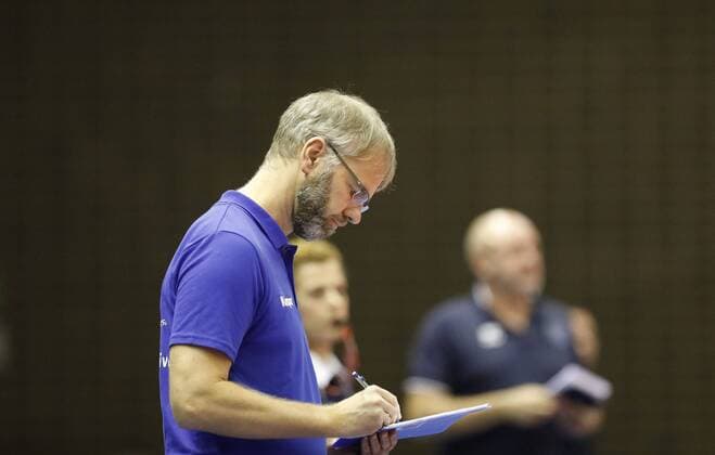 Deutschland - Rüsselsheim am Main - 21.12.2017 Volleyball - Hessen - europäischen CEV Cup - Herren Saison 2017 2018 United Volleys Rheinmain (blau) - Montpellier Volley UC (ws) v.l. Trainer Michael Warm (RheinMain) United Volleys Rheinmain - Montpellier Volley UC