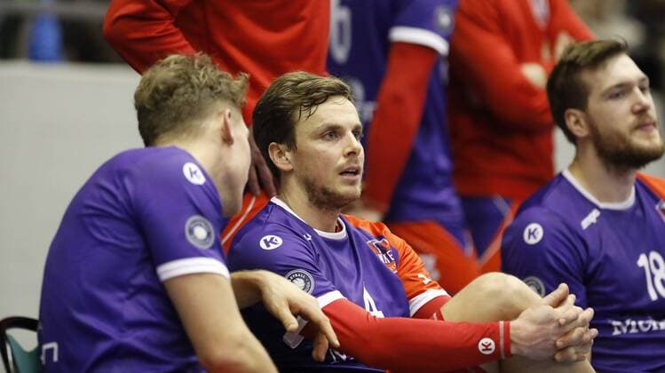 Deutschland - Rüsselsheim am Main - 21.12.2017 Volleyball - Hessen - europäischen CEV Cup - Herren Saison 2017 2018 United Volleys Rheinmain (blau) - Montpellier Volley UC (ws) v.l. Lukas Bauer (United Volleys 5), Patrick Steuerwald (United Volleys 4) United Volleys Rheinmain - Montpellier Volley UC