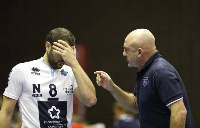 Deutschland - Rüsselsheim am Main - 21.12.2017 Volleyball - Hessen - europäischen CEV Cup - Herren Saison 2017 2018 United Volleys Rheinmain (blau) - Montpellier Volley UC (ws) v.l. Davide Saitta (Montpellier Nr. 8), Trainer Olivier Lecat (Montpellier) United Volleys Rheinmain - Montpellier Volley UC