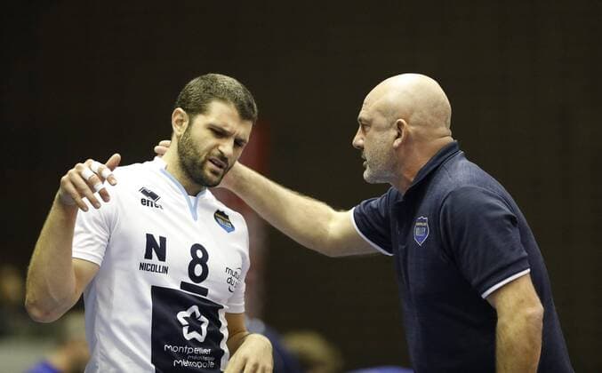 Deutschland - Rüsselsheim am Main - 21.12.2017 Volleyball - Hessen - europäischen CEV Cup - Herren Saison 2017 2018 United Volleys Rheinmain (blau) - Montpellier Volley UC (ws) v.l. Davide Saitta (Montpellier Nr. 8), Trainer Olivier Lecat (Montpellier) United Volleys Rheinmain - Montpellier Volley UC