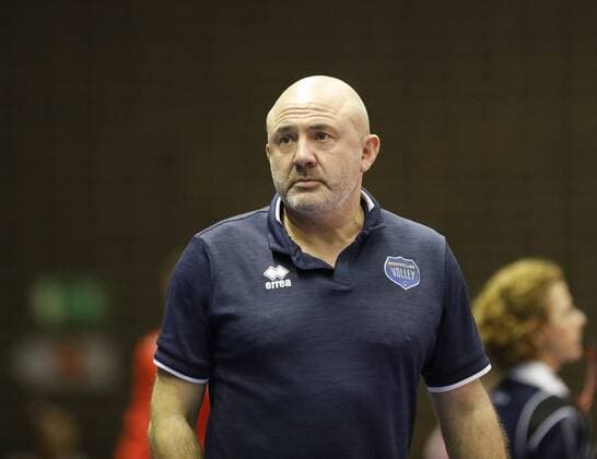 Deutschland - Rüsselsheim am Main - 21.12.2017 Volleyball - Hessen - europäischen CEV Cup - Herren Saison 2017 2018 United Volleys Rheinmain (blau) - Montpellier Volley UC (ws) v.l. Trainer Olivier Lecat (Montpellier) United Volleys Rheinmain - Montpellier Volley UC