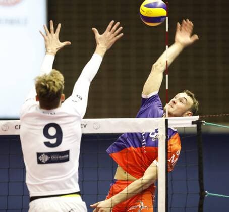 Deutschland - Rüsselsheim am Main - 21.12.2017 Volleyball - Hessen - europäischen CEV Cup - Herren Saison 2017 2018 United Volleys Rheinmain (blau) - Montpellier Volley UC (ws) v.l. Jean Patry (Montpellier Nr. 9), Moritz Karlitzek (United Volleys 13) United Volleys Rheinmain - Montpellier Volley UC